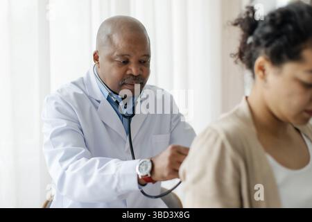 Pneumologie-Beratung. Schwarzer Hausarzt bei der Untersuchung von Patientinnen in der modernen Klinik Stockfoto