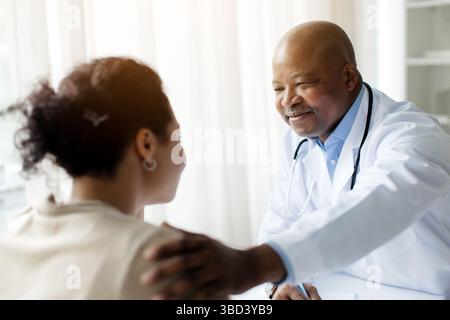 Support-Konzept. Porträt eines schwarzen männlichen Arztes, der weibliche Patienten auf die Schulter klopft Stockfoto