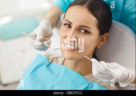 Zahnarzt Untersuchung Von Patientenzähnen Im Krankenhaus Stockfoto