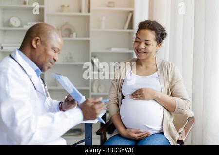 Doktor Zeigt Clipboard Mit Medizinischen Testergebnissen Schwarzer Schwangeren Weiblichen Patienten Stockfoto