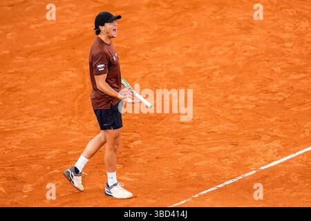 HAMBURG – 22. MAI: Luciano Darderi aus Italien reagiert in seinem Spiel im Viertelfinale der Männer gegen Andrey Rublev aus Russland am 6. Tag der Bitpanda Hamburg Open am Rothenbaum am 22. Mai 2025 in Hamburg. (Foto: Rene Nijhuis) Stockfoto