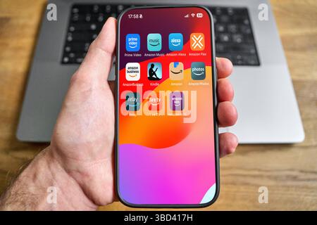 Bayern, Deutschland - 22. Mai 2025: FOTOMONTAGE, verschiedene Amazon-Apps auf einem Smartphone zeigen das breite digitale Angebot der Gruppe – von Prime Video und Kindle über Alexa bis hin zu Fire TV – in einem System. *** FOTOMONTAGE, Verschiedene Amazon-Apps auf einem Smartphone zeigen das breite digitale Angebot des Konzerns von Prime Video über Kindle bis Alexa und Fire TV, alles in einem System vereint. Stockfoto