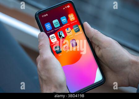 Bayern, Deutschland - 22. Mai 2025: FOTOMONTAGE, verschiedene Amazon-Apps auf einem Smartphone zeigen das breite digitale Angebot der Gruppe – von Prime Video und Kindle über Alexa bis hin zu Fire TV – in einem System. *** FOTOMONTAGE, Verschiedene Amazon-Apps auf einem Smartphone zeigen das breite digitale Angebot des Konzerns von Prime Video über Kindle bis Alexa und Fire TV, alles in einem System vereint. Stockfoto
