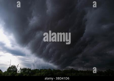 Dunkle Wolken am Himmel vor einem Hurrikan Stockfoto