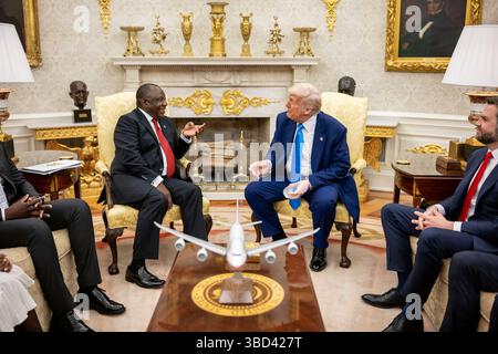 Präsident Donald Trump trifft sich am Mittwoch, den 21. Mai 2025, im Oval Office mit dem südafrikanischen Präsidenten Cyril Ramaphosa. (Offizielles Foto des Weißen Hauses von Daniel Torok) Stockfoto