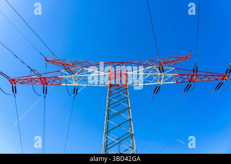 Hochspannungspylon, Freileitungen, mit rot-weißen Markierungen, in Flughafennähe, Dormtund, Nordrhein-Westfalen, Deutschland, Stockfoto
