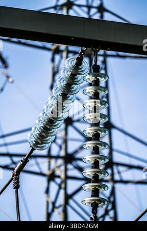 Unterstation, Eigentum von Westnetz, wo verschiedene Spannungspegel des elektrischen Stroms angeschlossen und für Verbraucher, Glasisolatoren, el zur Verfügung gestellt werden Stockfoto