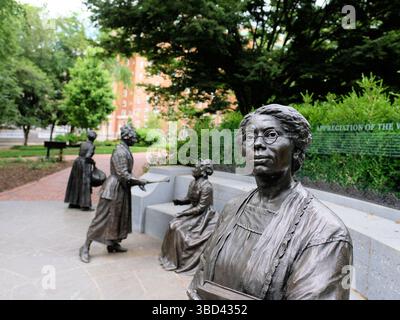 Die lebensgroße Statue von Virginia Randolph im The Voices from the Garden: The Virginia Women's Monument Memorial in Richmond, Virginia. Stockfoto