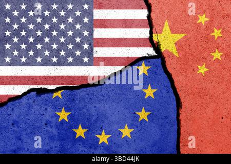 Flaggen aus den USA, der EU und China, gemalt auf gerissener Wand. China, Europa Union und Vereinigte Staaten von Amerika Handel, Zoll, Zölle und Zölle Krieg Stockfoto