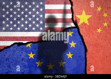 Flaggen der USA, der EU und Chinas, die mit Soldatenschatten auf eine zerrissene Wand gemalt sind Stockfoto