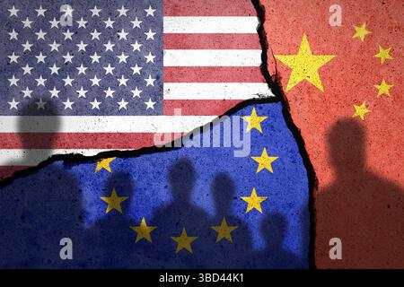 Flaggen der USA, der EU und Chinas, gemalt auf einer zerrissenen Wand mit Schatten der Menschen Stockfoto