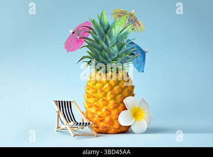 Weiße Blume, Stuhl und Ananas mit Regenschirm. Sommer Pool Float Party Idee. Sommerkonzept Stockfoto
