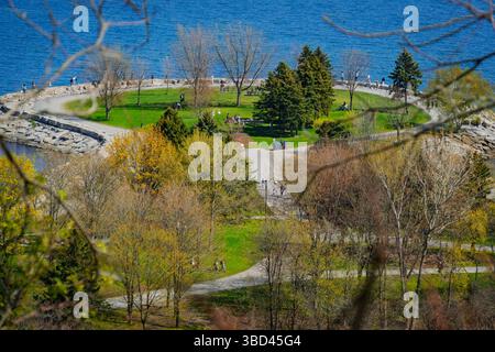 Blick auf den wunderschönen Park und den blauen See von Ontario von der Klippe an den Scarborough Bluffs, Kanada Stockfoto