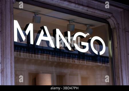 Padua, Italien - 14. April 2025: Mango-Logo-Textkette und Markenzeichen des spanischen Bekleidungsgeschäfts Wandladenbeschilderung der Boutique Stockfoto