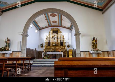 Blick auf das Innere der barocken Kapelle unserer Lieben Frau vom Schnee aus dem 16. Jahrhundert in Castelo do Neiva, Viana do Castelo, Portugal Stockfoto