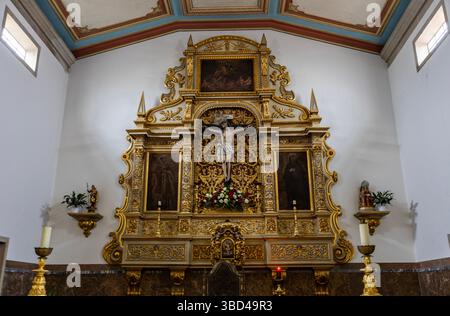 Blick auf den hölzernen Altar der Kapelle unserer Lieben Frau vom Schnee, ein manieristisches vergoldetes Stück in Castelo do Neiva, Viana do Castelo, Portugal Stockfoto