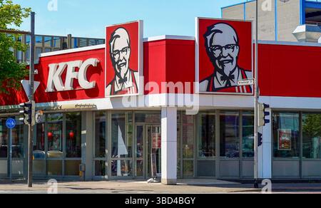 KFC Kentucky Fried Chicken - amerikanisches Schnellrestaurant - hier in Hannover Laatzen am 14.05.2025 *** KFC Kentucky Fried Chicken amerikanisches Fast Food Restaurant hier in Hannover Laatzen am 14 05 2025 Stockfoto