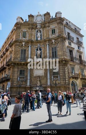 Das Quattro Canti ist ein Platz im historischen Zentrum von Palermo, der von der barocken Architektur der Quattro Canti-Gebäude eingerahmt wird. Stockfoto