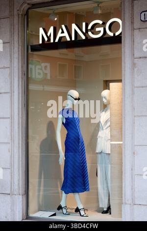Padua, Italien - 14. April 2025: Showcase Boutique Mango ist ein spanisches Designunternehmen und Hersteller von Kleidung in Padua, Italien Stockfoto