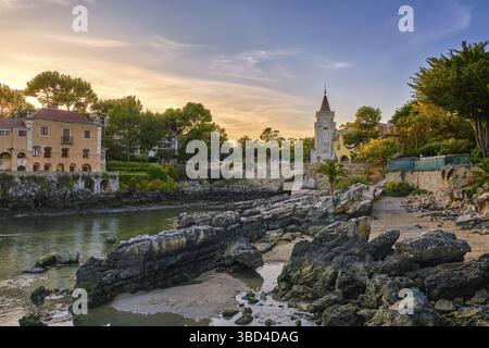 Farbenfroher Sonnenuntergang über dem Museum von Conde de de Castro Guimaraes, Cascais, Portugal. Wunderschönes Gebäude in malerischer Lage, neben dem Gezeitenpool, Sandstrand Stockfoto
