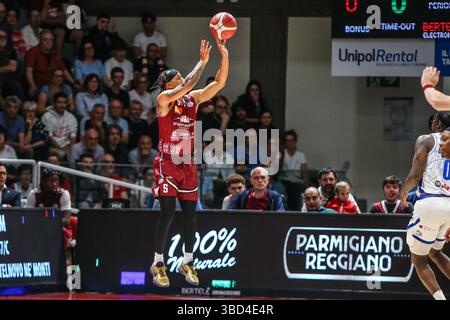 Reggio Emilia, Italien. Mai 2025. Justin Robinson (Trapani Shark) während der Playoff - UNAHOTELS Reggio Emilia vs Trapani Shark, italienische Basketball Serie A Match in Reggio Emilia, Italien, 22. Mai 2025 Credit: Independent Photo Agency/Alamy Live News Stockfoto