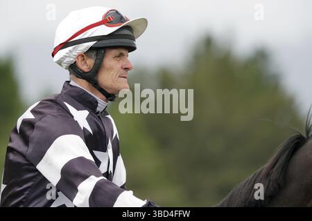 KUMARA, NEUSEELAND, 8. JANUAR 2022: Der ehemalige Jockey Terry Moseley wärmt seinen Berg vor einem Rennen beim Gold Nuggets Competition beim Kumara Race Stockfoto