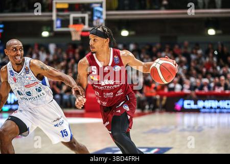 Reggio Emilia, Italien. Mai 2025. Justin Robinson (Trapani Shark) während der Playoff - UNAHOTELS Reggio Emilia vs Trapani Shark, italienische Basketball Serie A Match in Reggio Emilia, Italien, 22. Mai 2025 Credit: Independent Photo Agency/Alamy Live News Stockfoto