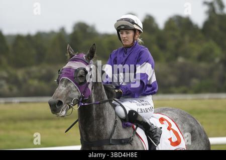 KUMARA, NEUSEELAND, 8. JANUAR 2022: Jockey Courtney Barnes wärmt ihren Berg vor einem Rennen beim Gold Nuggets Competition auf der Kumara Race Track Stockfoto