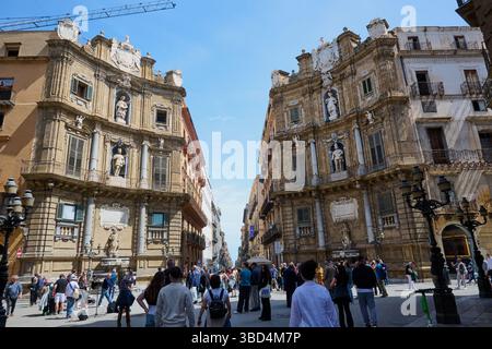 Menschen auf dem Quattro Canti, Einem Platz im historischen Zentrum von Palermo, eingerahmt von der barocken Architektur der Quattro Canti Gebäude. Stockfoto