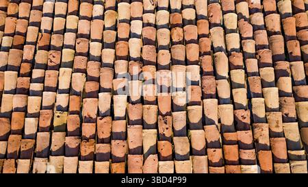 Dachschindeln beschädigt und reparaturbedürftig Stockfoto