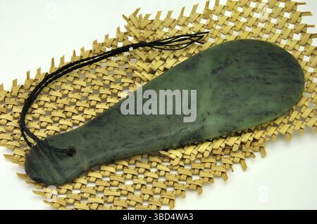 Greymouth, Neuseeland, 14. Juli 2009: Jadeschnitzerei der traditionellen Maori-Kriegsbeile, Westküste, Südinsel, Neuseeland Stockfoto