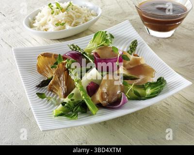 Orientalischer vegetarischer Rührbraten mit Gemüse, Nudeln und Pilzen Stockfoto
