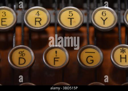 Detaillierte Nahaufnahme der runden Tasten einer antiken Corona-Schreibmaschine mit Vintage-Design, klassischer Schriftart und mechanischer Textur. Diese Nostalgie Stockfoto