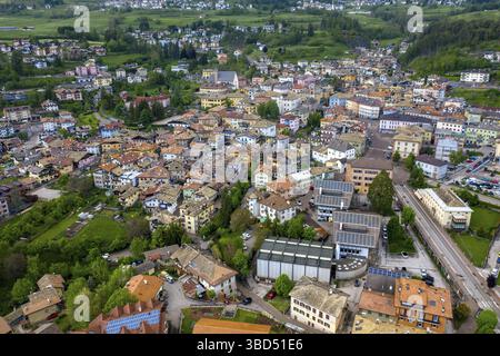 Blick auf Cavalese, Fleimstal, Dolomiten, Lagorai in den Ostalpen, Trient, Italien Stockfoto