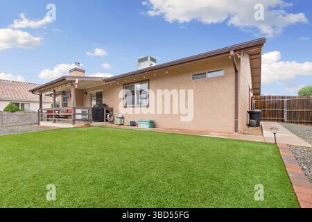 Ein wunderschönes Haus mit einem geräumigen und üppigen Rasen davor Stockfoto