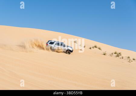Geländewagen Dune Bashing in der Wüste nahe Abu Dhabi, Vereinigte Arabische Emirate Stockfoto