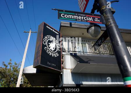 Verkehrsschild Commercial Drive und Schild für Continental Coffee Shop in Little Italy, Vancouver, BC, Kanada Stockfoto