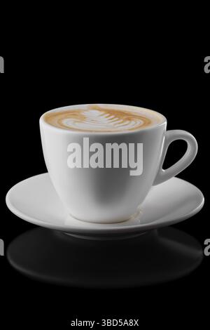 Großer Keramikbecher aus Cappuccino isoliert auf schwarzem Hintergrund Stockfoto