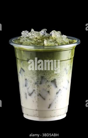 Iced Matcha Tee und zerkleinert Eis in Take Away Tasse isoliert auf schwarzem Hintergrund Stockfoto