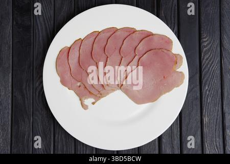 Draufsicht der Platte mit Scheiben frischen Schinkens Stockfoto