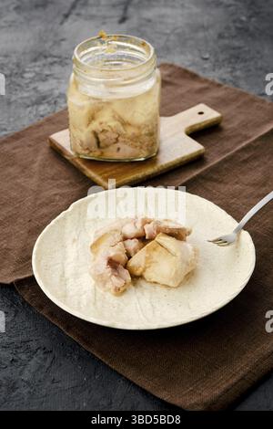 Kabeljauleber in der Dose auf dem Tisch Stockfoto