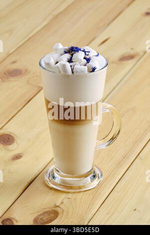 Latte Macchiato in hohem transparentem Glas auf Holzhintergrund Stockfoto
