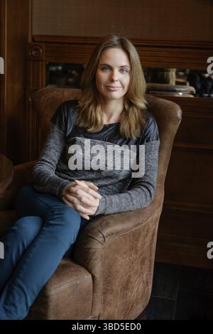 Porträt einer schönen jungen Frau, die im Café sitzt Stockfoto