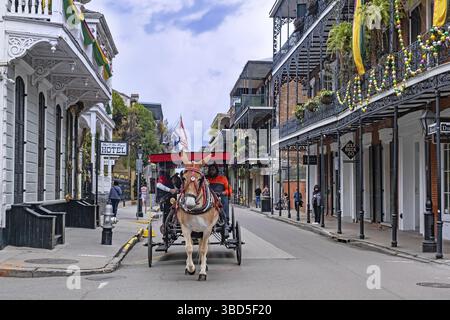 Pferdekutsche mit Touristen und Hotels in der Royal Street, French Quarter, Vieux Carre in New Orleans, Louisiana, USA Stockfoto
