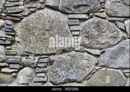Detail des Mauerwerks in den Ruinen der Ruthven-Kaserne, erbaut 1719 nach dem Jakobitenaufstand von 1715, in der Nähe von Kingussie in den Highlands, Speyside, Scotla Stockfoto