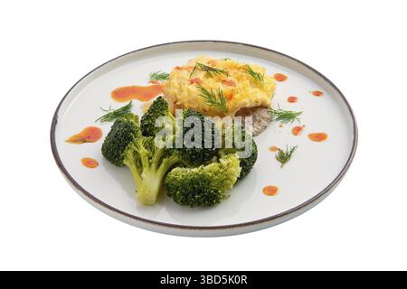 Hackfleisch, gebacken mit Käse und Brokkoli, isoliert auf weiß Stockfoto