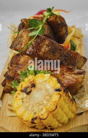 Gegrillte Rinderrippchen mit Beilage (Foto mit selektivem Fokus) Stockfoto