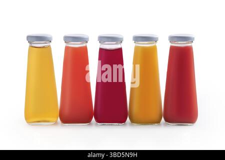 Verschiedene Säfte in kleinen Glasflaschen isoliert auf weißem Hintergrund Stockfoto