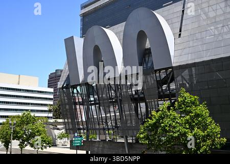 LOS ANGELES, KALIFORNIEN - 19. MAI 2025: Detail des CalTrans-Gebäudes an der 100 Main Street. Stockfoto