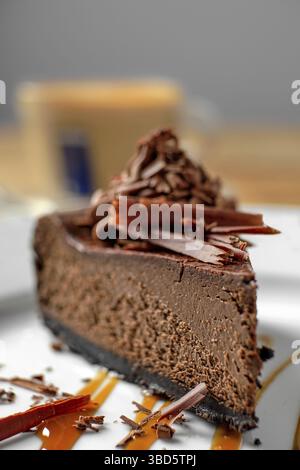 Makrofoto von einem Stück Schokoladenkuchen mit Cappuccino Stockfoto
